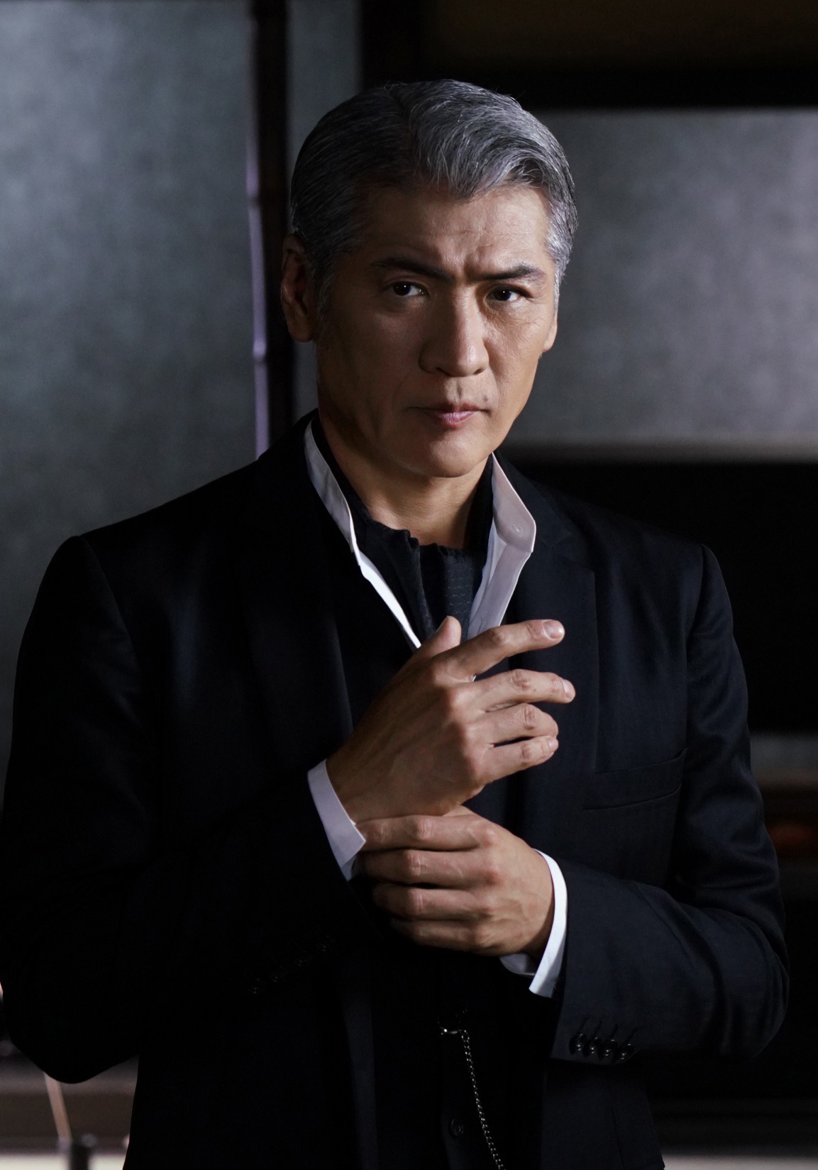 由利麟太郎を演じる吉川晃司。