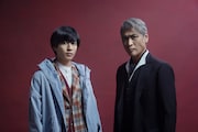 「探偵・由利麟太郎」より、吉川晃司演じる由利麟太郎(右)と志尊淳演じる三津木俊助(左)。