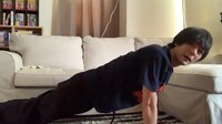 腕立て伏せをする犬飼貴丈。