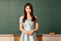 「哀愁しんでれら」より、土屋太鳳演じる小春。