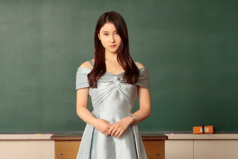 「哀愁しんでれら」より、土屋太鳳演じる小春。