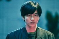 「さんかく窓の外側は夜」