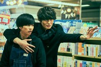 「さんかく窓の外側は夜」