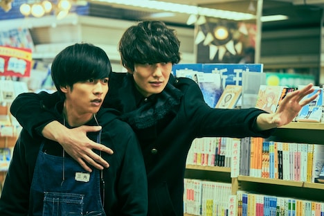 「さんかく窓の外側は夜」