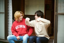 左から藤井流星演じるシズマこと赤川静馬、神山智洋演じるテツこと赤川哲馬。