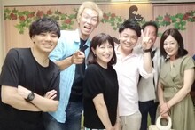 岡江久美子（中央）と「天までとどけ」で子供役を演じた俳優たち。