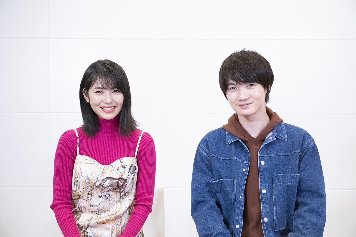 左から浜辺美波、神木隆之介。