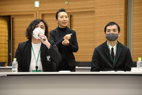 左からスガナミユウ、加藤梅造。