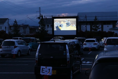 山形県・MOVIE ON やまがたのドライブインシアターの様子。
