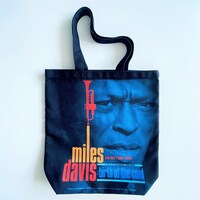 「マイルス・デイヴィス クールの誕生」公式グッズのトートバッグ。
