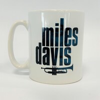 「マイルス・デイヴィス クールの誕生」公式グッズのマグカップ。
