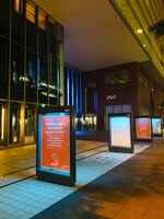 KAAT神奈川芸術劇場の前に掲出されたポスター。