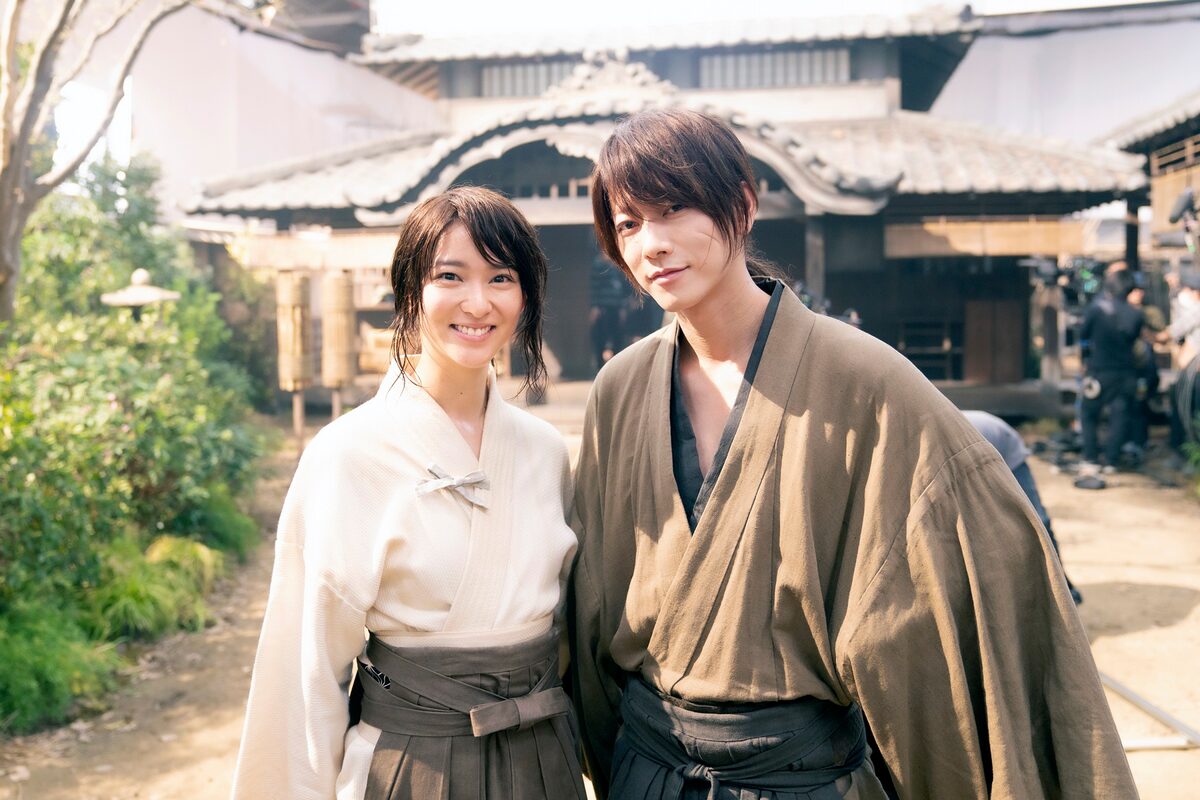 左から神谷薫役の武井咲、緋村剣心役の佐藤健。 [画像・動画ギャラリー 