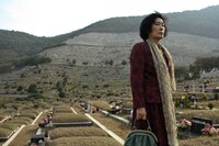 「母なる証明」 (c)2009 CJ ENTERTAINMENT INC. & BARUNSON CO., LTD. ALL RIGHTS RESERVED