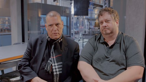 左から原作・共同製作者のボブ・レイトン、ケヴィン・ヴァンフック。