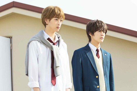 「私がモテてどうすんだ」新場面写真。左から伊藤あさひ演じる七島希、奥野壮演じる四ノ宮隼人。