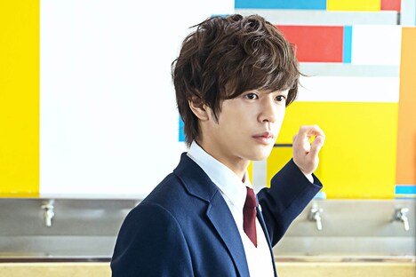 「私がモテてどうすんだ」新場面写真より、奥野壮演じる四ノ宮隼人。