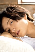 市原隼人が撮影した「板垣李光人1st写真集『Rihito 18』」収録カット。