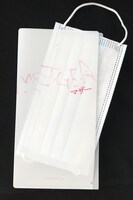 「MOTHER マザー」前売り特典の携帯マスクケース。