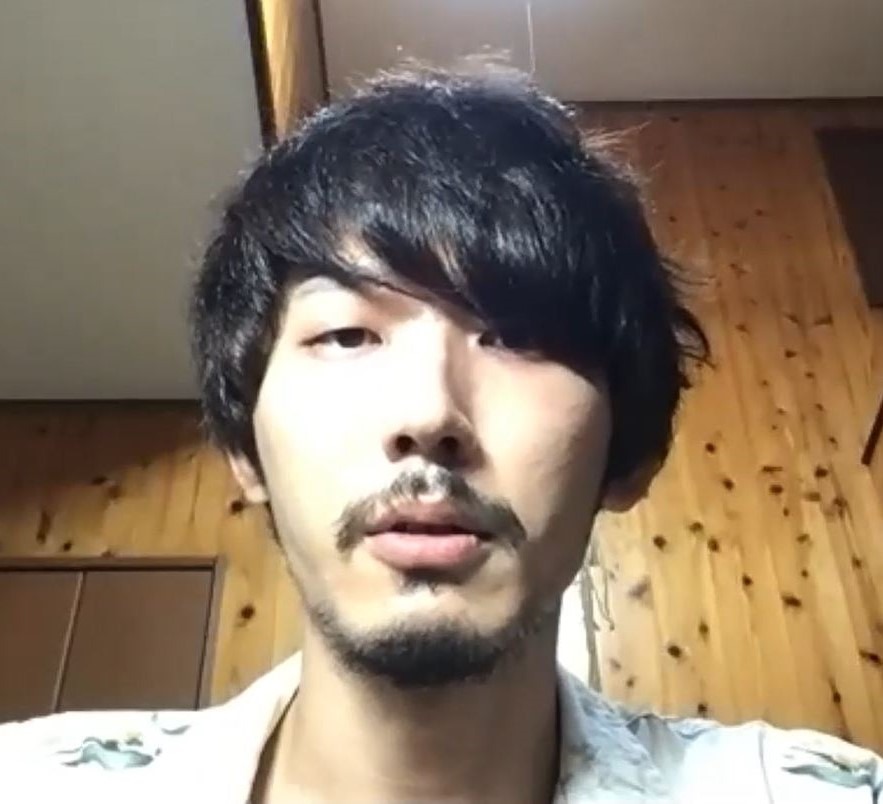 「宇宙同窓会」より栄信演じる濱田。