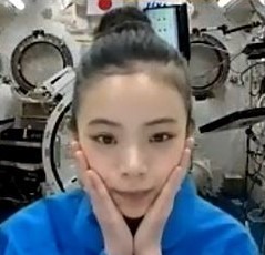 「宇宙同窓会」より、趣里演じるしずか。
