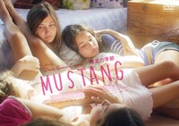 「裸足の季節」ビジュアル (c)2015 CG CINEMA - VISTAMAR Filmproduktion - UHLANDFILM- Bam Film - KINOLOGY