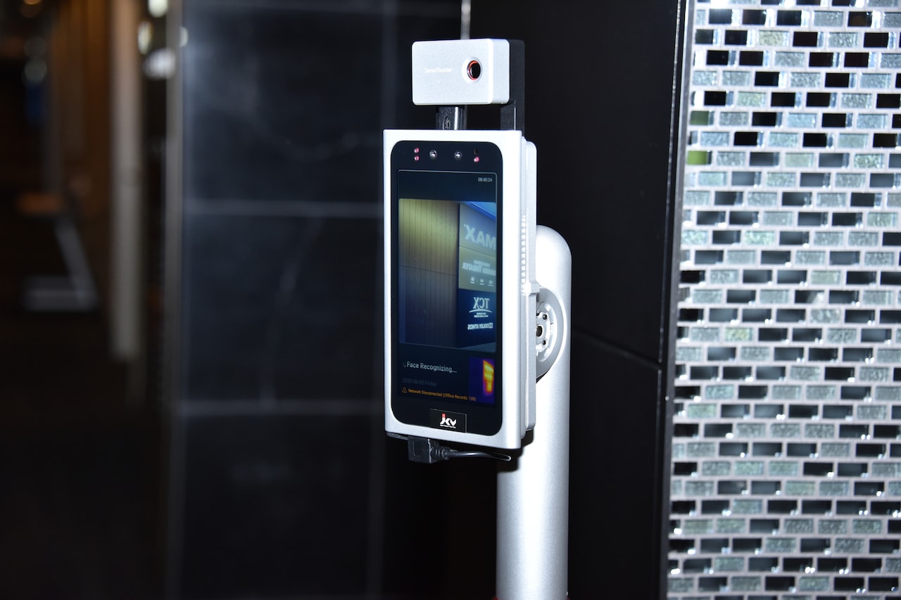 入場口に設置されるAI検温システム「SenseThunder-Mini（センス・サンダー・ミニ）」。