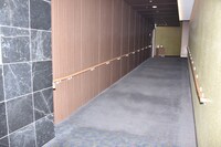 スクリーン1に向かう通路。手すりは各回ごとに消毒される。