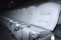 スクリーン1の座席。ひじ掛けは各回ごとに消毒される。