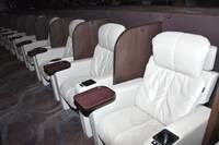 スクリーン1のプレミア ラグジュアリーシート。