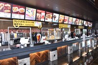 フード＆ドリンク売り場の様子。レジには透明パネルが設置される。