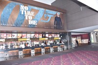 劇場ロビーの様子。足元には目印が付けられている。