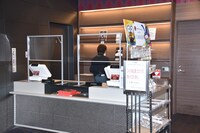 グッズ売り場のレジにも透明パネルを設置。