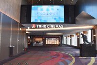 TOHOシネマズ 日比谷のロビー。