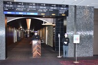 入場口の様子。チケットを確認するスタッフはフェイスシールドを着用する。