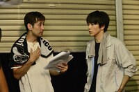 「HERO～2020～」メイキング写真より、西条みつとし（左）と廣瀬智紀（右）。