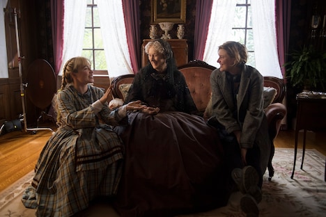 「ストーリー・オブ・マイライフ／わたしの若草物語」メイキング写真より、フローレンス・ピュー（右）、メリル・ストリープ（中央）、グレタ・ガーウィグ（右）。