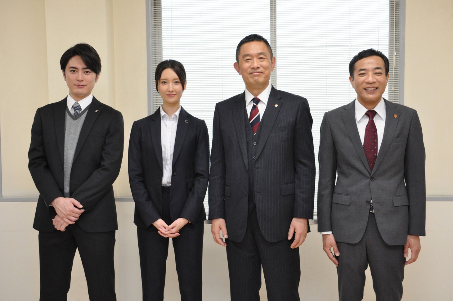 左から間宮祥太朗、菜々緒、内藤剛志、塙宣之。