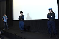 「三大怪獣グルメ」舞台挨拶にて、間隔を開けて立つ登壇者たち。左から河崎実、植田圭輔、吉田綾乃クリスティー。