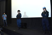 「三大怪獣グルメ」舞台挨拶にて、間隔を開けて立つ登壇者たち。左から河崎実、植田圭輔、吉田綾乃クリスティー。