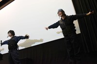 手を広げて約2mの距離をアピールする植田圭輔（左）と吉田綾乃クリスティー（右）。