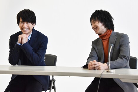 互いのライバル視している部分を語る小澤廉(左)、植田圭輔(右)。