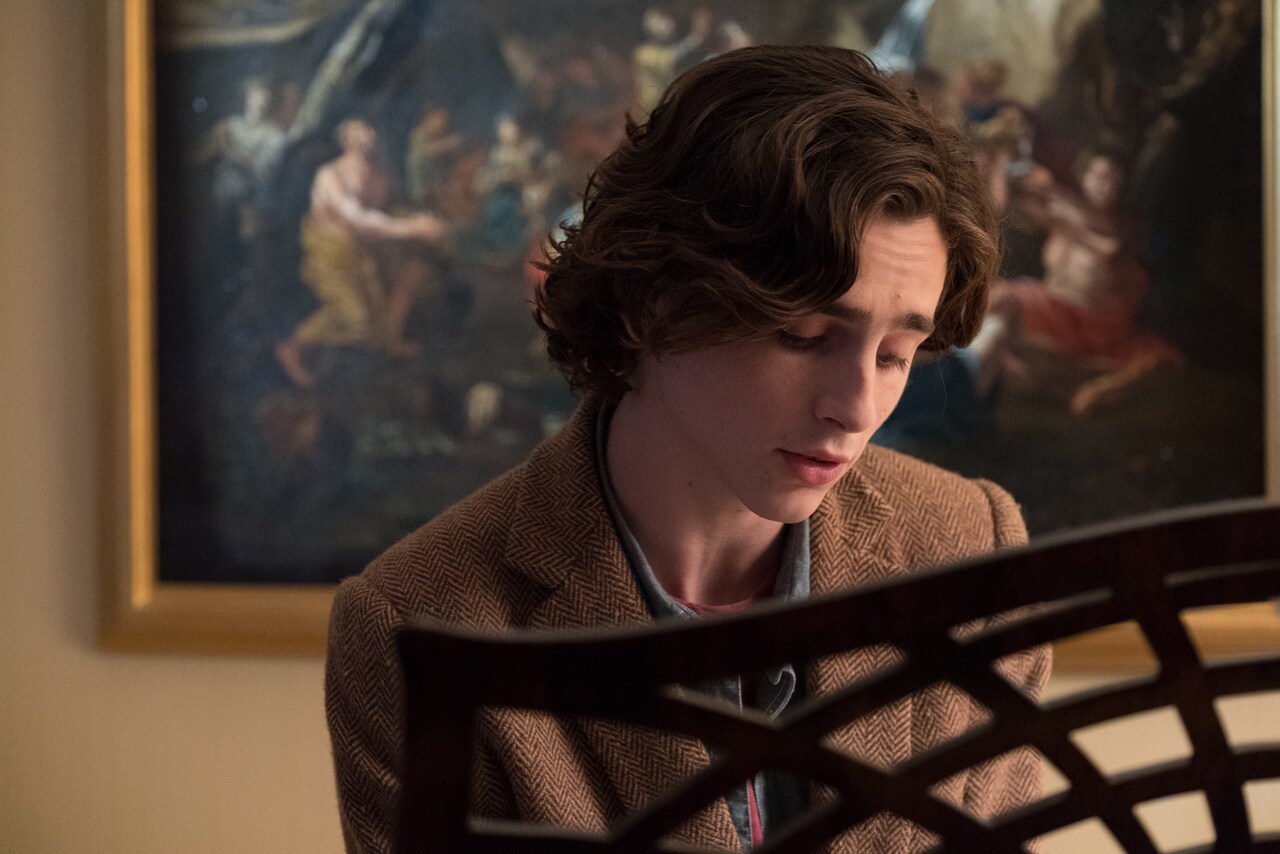 ティモシー・シャラメがピアノ弾く、「レイニーデイ・イン・ニューヨーク」新写真