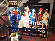 「ウィーアーリトルゾンビーズ」の衣装展示（撮影：加藤諒）。