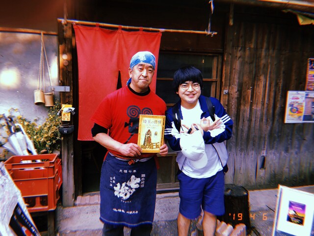 2019年4月、埼玉・深谷市の「キネマ食堂七ツ梅結ぃ房。」を訪れた加藤諒（右）。