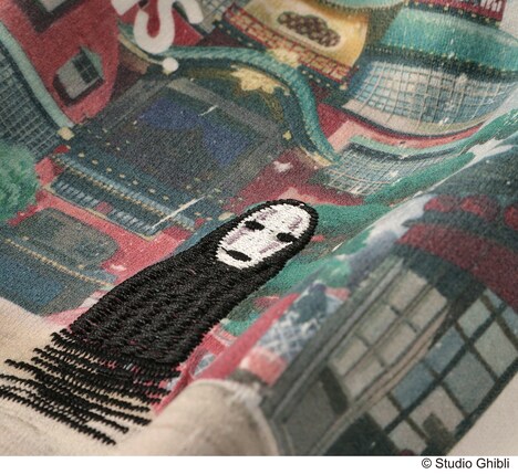 「千と千尋の神隠し Tシャツ ここに来てはいけない」の刺繍。