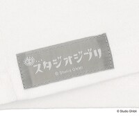 Tシャツの裾に付けられるオリジナルロゴ。