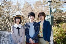 左から浜辺美波、神木隆之介、中村倫也。