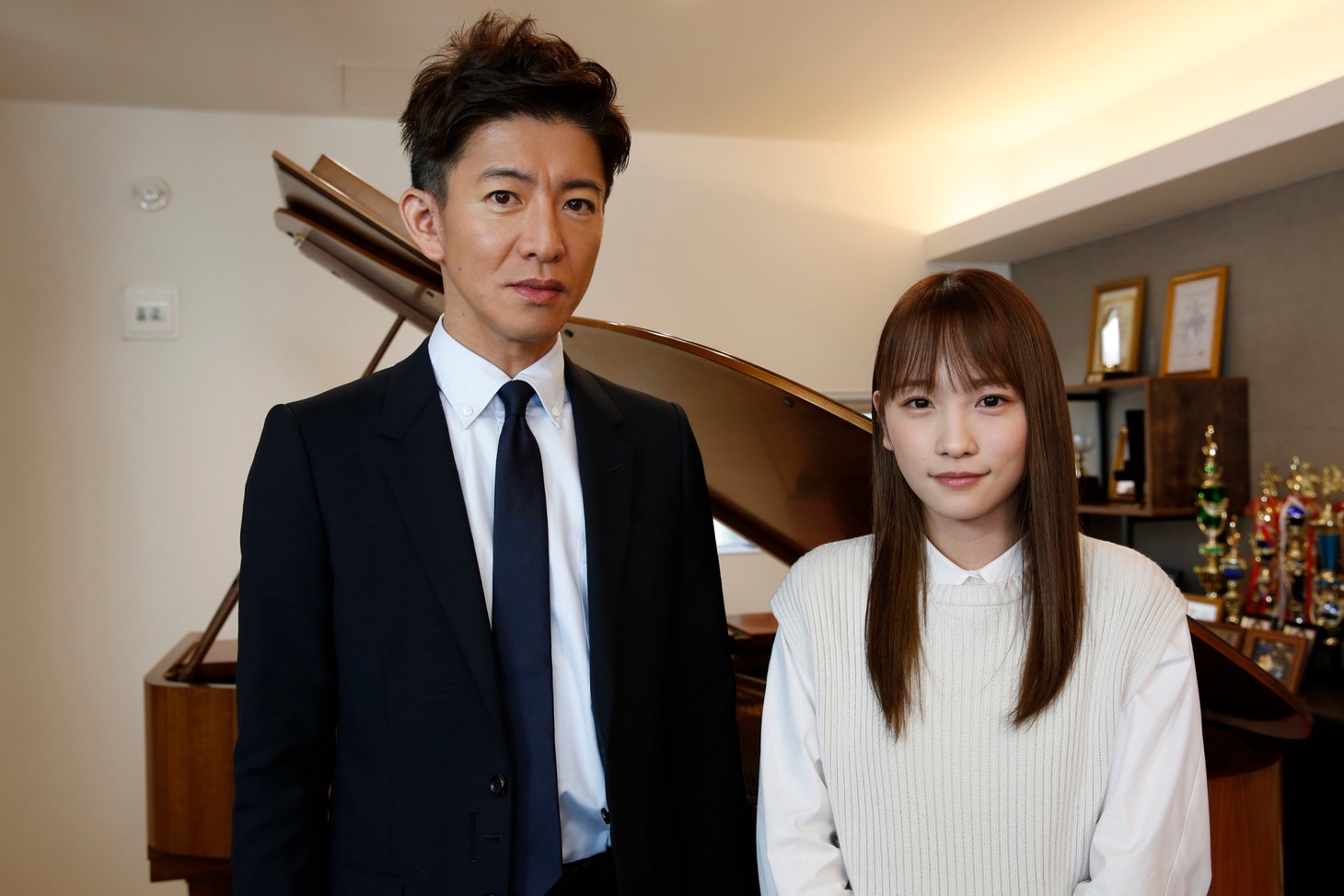 左から木村拓哉、川栄李奈。