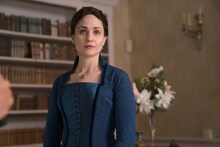 「エジソンズ・ゲーム」より、タペンス・ミドルトン扮するメアリー。